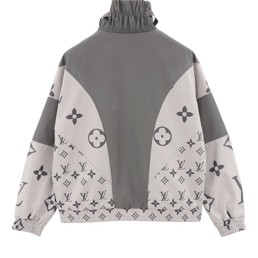 🅿️550 LouisVuitton/Louis Vuitton stitched presbyopia all-over printed windbreaker zipper jacket. Purchase the original version and have it printed immediately. The fabric is made of custom densely spun technical fabric that is light and thin, and the upper body is silky and breathable. Infrared positioning cutting, workwear-style windbreaker design, the upper body is invincible and versatile. All details are customized and developed, and all hardware and accessories are restored to ZP. Size：XS-L